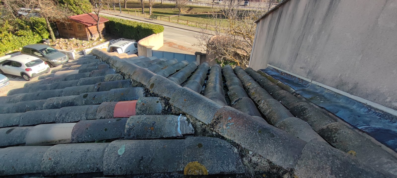 Faîtage abîmé avant travaux sur une toiture en tuiles canal à Aix-en-Provence