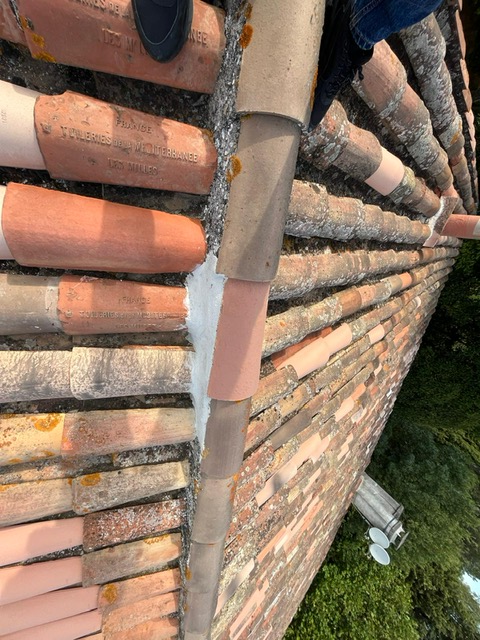Couvreur Arche scellant des tuiles canal sur une toiture à Luynes, Aix-en-Provence